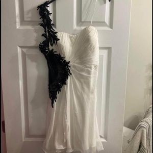 La femme white and black short- size 6